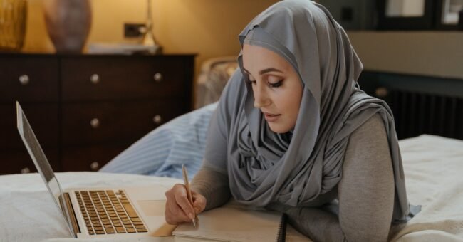 volunteering, volunteer, webinar, online, laptop, burka, woman, decolonize, bed, px, pex, pix